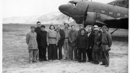 【jpg清晰版】一群中国人和外国人站在道格拉斯c 47运输机（达科他）旁延安.jpg