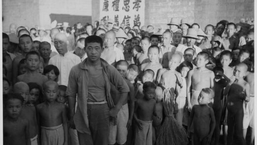 【jpg清晰版】一群儿童和其他人站在绘有行为准则（四项基本原则）的墙前.jpg