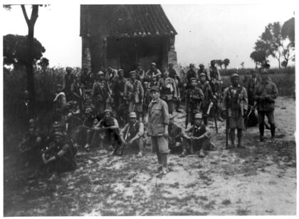 【jpg清晰版】一群士兵站在建筑物前.jpg