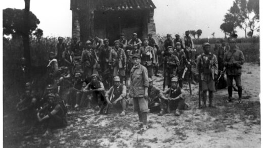 【jpg清晰版】一群士兵站在建筑物前.jpg