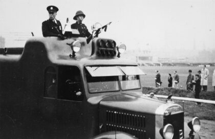 【jpg清晰版】一辆装有机关枪的警用车辆上海.jpg