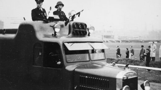 【jpg清晰版】一辆装有机关枪的警用车辆上海.jpg
