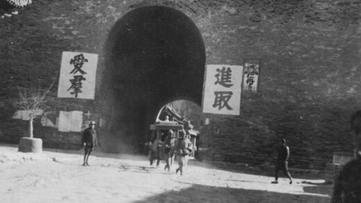 【jpg清晰版】一顶轿子穿过城门太原.jpg