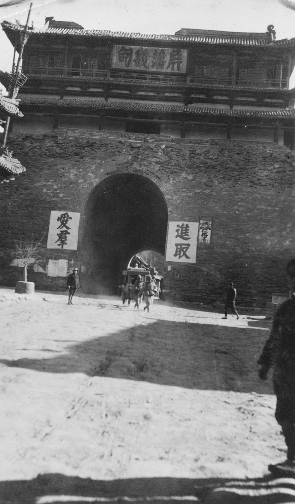 【JPG清晰版】一顶轿子穿过城门太原