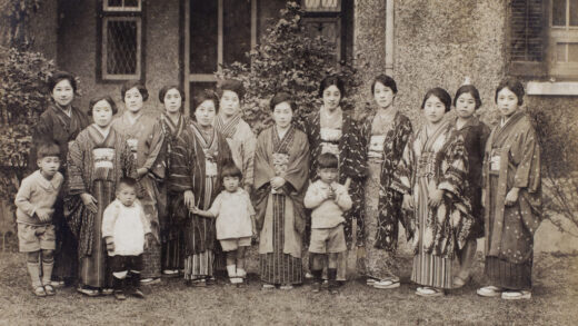 【jpg清晰版】三井物产上海分公司员工宿舍前的一群妇女和儿童.jpg