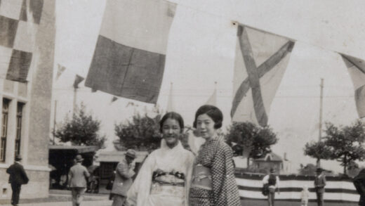 【jpg清晰版】三井物产公司大楼场地上体育赛事中的两名女性上海.jpg