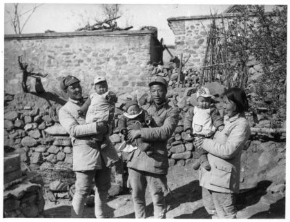 【jpg清晰版】三名婴儿包括中间的埃里卡·林赛与姜一珍博士1943年.jpg