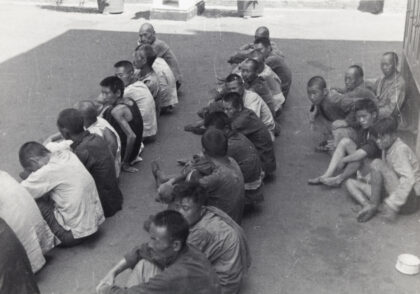 【jpg清晰版】三排男人坐在地上上海1937年.jpg