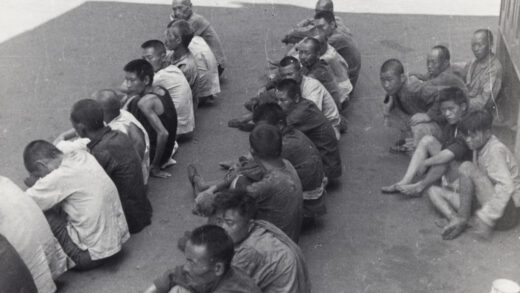【jpg清晰版】三排男人坐在地上上海1937年.jpg