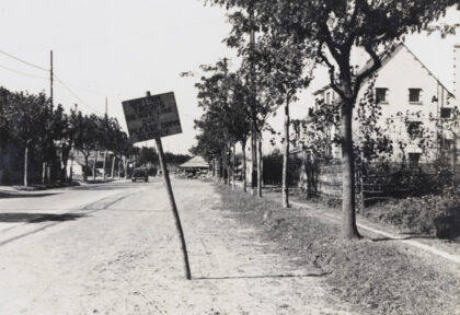 【jpg清晰版】上海1937年检查站附近的道路标识——英军不喜尘土请慢速行驶.jpg