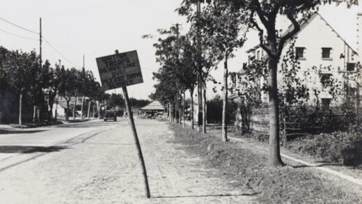 【jpg清晰版】上海1937年检查站附近的道路标识——英军不喜尘土请慢速行驶.jpg