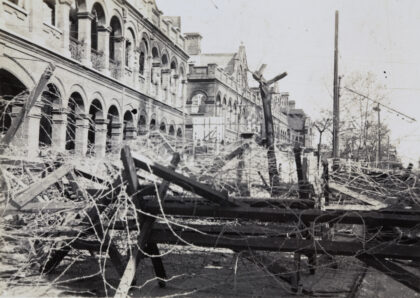 【jpg清晰版】上海1937年江西北路与北江西路交界处的铁丝网路障.jpg
