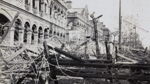 【jpg清晰版】上海1937年江西北路与北江西路交界处的铁丝网路障.jpg