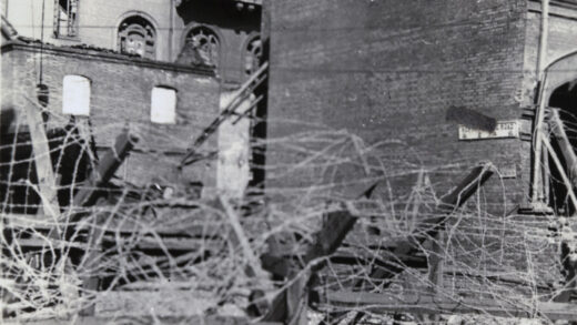 【jpg清晰版】上海北江西路与北四川路转角处的铁丝网路障1937年10月.jpg