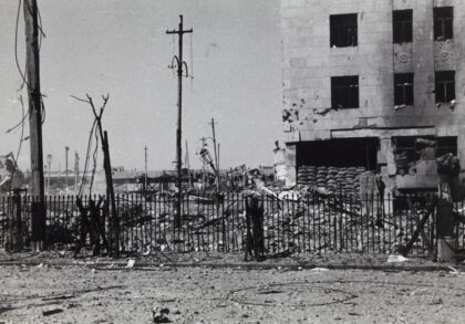 【jpg清晰版】上海北火车站建筑在猛烈轰炸后闸北界路1937年.jpg
