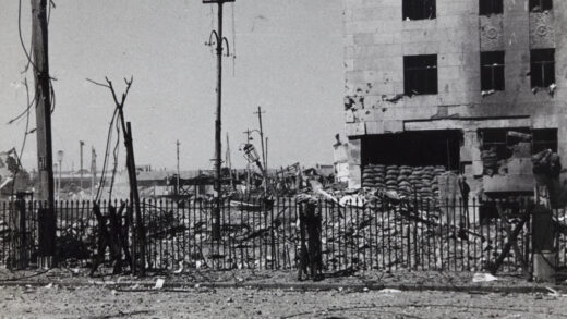 【jpg清晰版】上海北火车站建筑在猛烈轰炸后闸北界路1937年.jpg