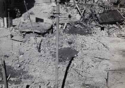 【jpg清晰版】上海北站管理局大楼附近的沙袋防御工事闸北1937年.jpg