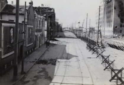 【jpg清晰版】上海市上海北站管理局大楼附近的界路1937年10月.jpg