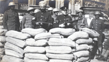 【jpg清晰版】上海市警察持枪与士兵在沙袋掩体哨所合影.jpg