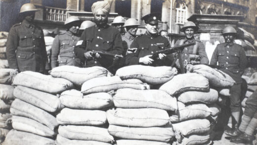 【jpg清晰版】上海市警察持枪与士兵在沙袋掩体哨所合影.jpg