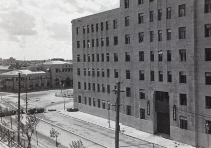 【jpg清晰版】上海市闸北区界路上海北站及铁路管理局大楼1937年.jpg