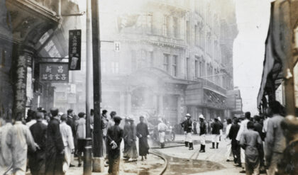 【jpg清晰版】上海永安公司外的消防员1925年5月6月.jpg