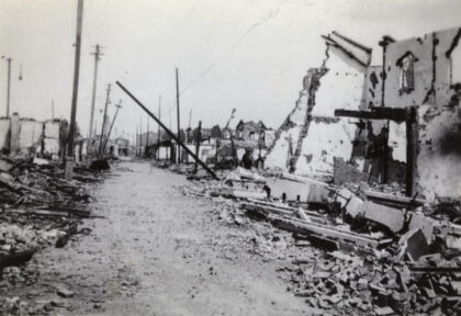 【jpg清晰版】上海海拉尔路战火破坏位于乌尔嘎路与梧州路之间1937年9月.jpg