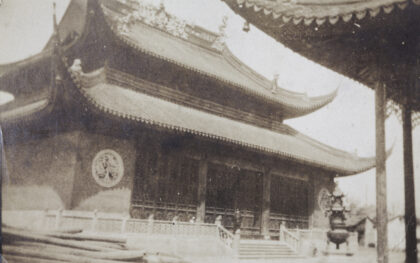 【jpg清晰版】上海玉佛禅寺的一名smp警察.jpg