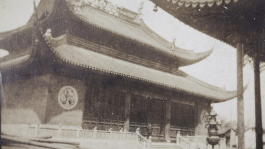 【jpg清晰版】上海玉佛禅寺的一名smp警察.jpg