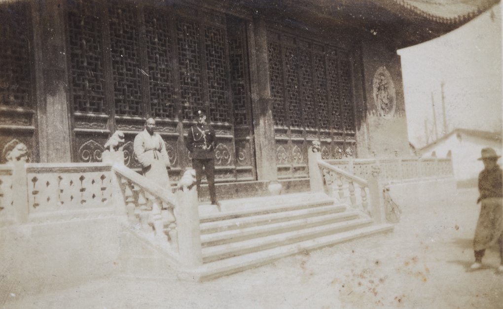 【JPG清晰版】上海玉佛禅寺的佛教僧人与一名SMP警察