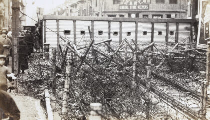 【jpg清晰版】上海电车轨道上的碉堡和铁丝网路障.jpg