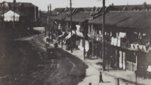 【jpg清晰版】上海的一个街道交叉口地面上划有标线.jpg