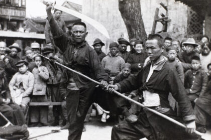 【jpg清晰版】上海老城的剑舞者（武术）.jpg