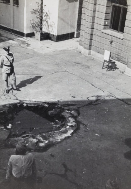 【jpg清晰版】上海路边警察局院内的弹坑1937年.jpg