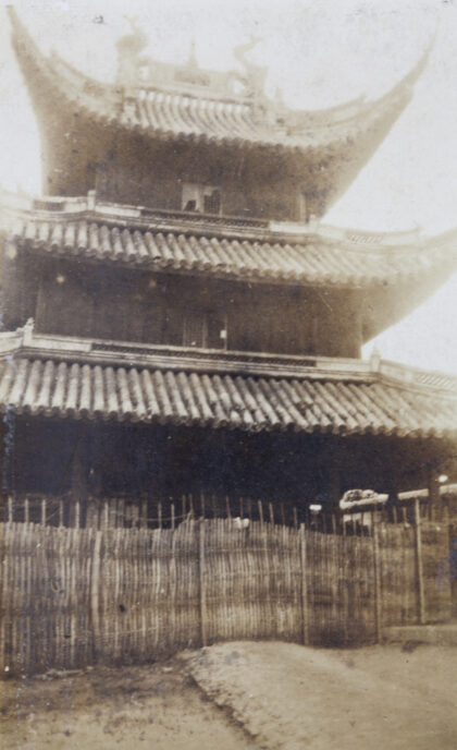 【jpg清晰版】上海龙华寺鼓楼围栏围起.jpg