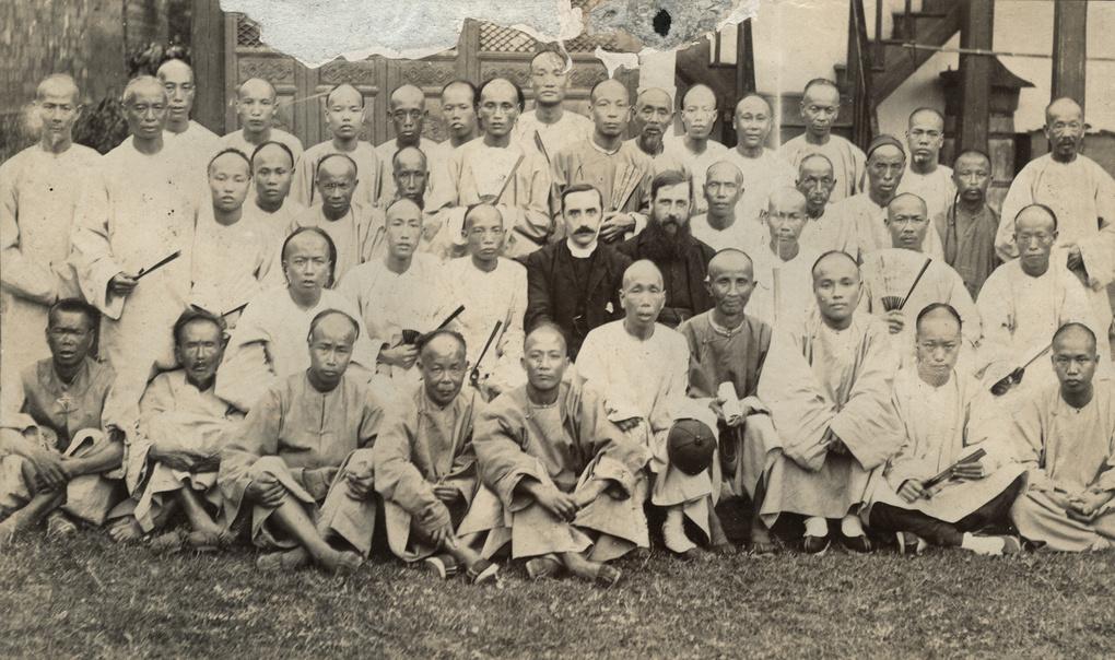 【JPG清晰版】与毕士大主教及另一位牧师在一起的中国男士们