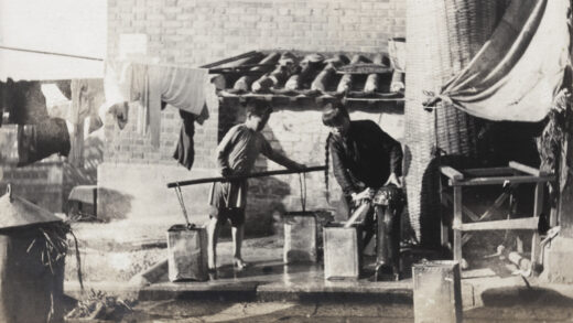 【jpg清晰版】两个孩子在香港的水泵旁打水.jpg