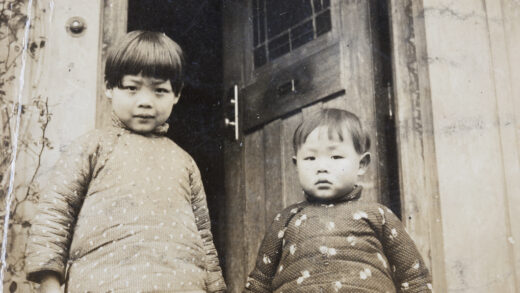 【jpg清晰版】两个孩子站在屋前门口.jpg