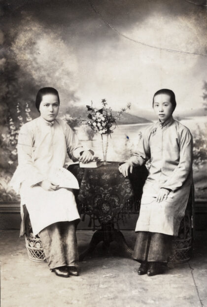 【jpg清晰版】两位女士与花瓶、书籍及扇子的影室肖像.jpg