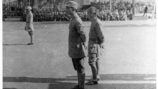 【jpg清晰版】两名八路军战士与其他士兵一起观看活动.jpg