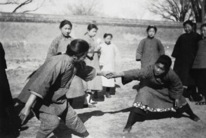 【jpg清晰版】两名女子在进行一种拔河比赛.jpg