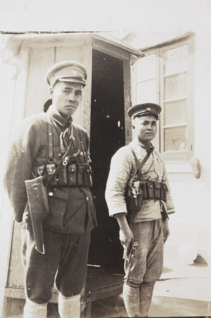 【jpg清晰版】两名持手枪的中国士兵站在岗亭旁.jpg
