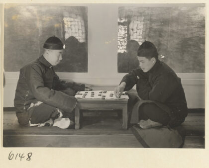 【jpg清晰版】两名男子在家中下棋.jpg