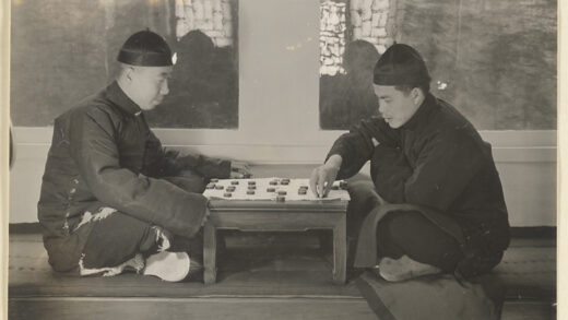 【jpg清晰版】两名男子在家中下棋.jpg