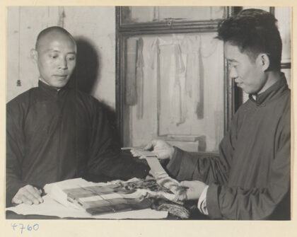 【jpg清晰版】两名男子展示编织的脚带.jpg