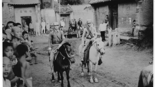 【jpg清晰版】两名骑兵在村庄中（迈克尔·林赛护送队成员）冀中地区.jpg