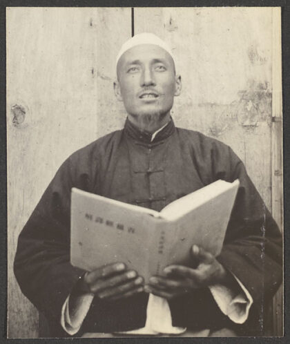 【jpg清晰版】中国一名穆斯林男子正在看书.jpg