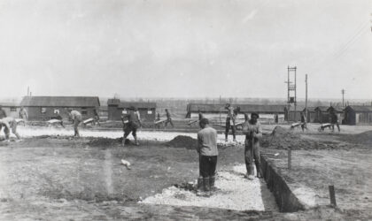 【jpg清晰版】中国劳工队在法国搭建棚屋.jpg