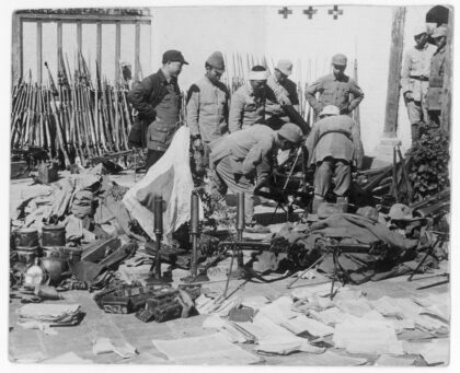 【jpg清晰版】中国和日本士兵缴获的日军武器、制服、文件及一面旗帜.jpg