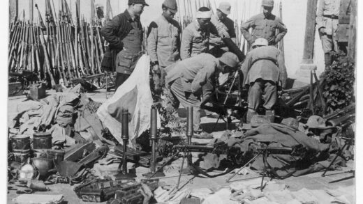 【jpg清晰版】中国和日本士兵缴获的日军武器、制服、文件及一面旗帜.jpg